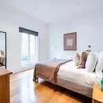 2 Bedr, 3 Beds, 2 Bath Covent Garden 3-Min Subway