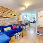 Spacious & Comfortable 2Br Apt Close To Stratford