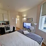 Cosy Studio Right At Liverpool Street Station!