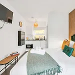 Urban Elegance Luxury Living With Kitchenette