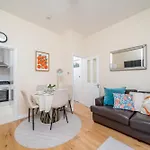 Notting Hill & Hyde Park, Prime Location, Cozy 2-3 Bed Apartment, Close To Kensington Palace & Oxford St,1 Minute To Tube