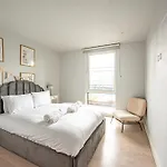 Modern 2 Bed Flat In Battersea Close To Transport