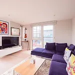 Modern 2 Bed Flat In Battersea Close To Transport