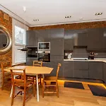 Beautiful 1Br, 2 Min Putney Train St, 5Min To Tube