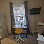 The Bean Apartment - Double Bedroom With Private Bathroom
