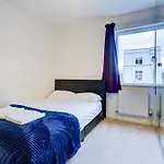 2 Bedroom Flat Near Westfield, Hospital, Stadium & Uni