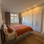 Spacious 3Br Home In Heart Of Wimbledon