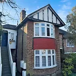 Spacious 3Br Home In Heart Of Wimbledon