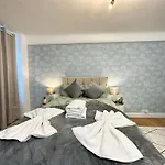 Hyde Park Comfortable Family Apartment