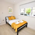 Morden Stratford Room 1 With Shared Bathroom