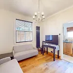 Quaint 2 Bedroom Flat -10 Min To Tower Bridge