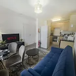 Stylish Hyde Park 3 Bedroom Apartment