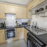 Stylish Hyde Park 3 Bedroom Apartment