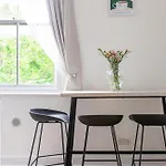 Stunning Serviced Apartments W Great Location - Perfect For Corporate,Contractors And Leisure Clients- Off Street Parking Available