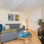 3 Bedroom Apartment With Private Terrace In Pimlico, Westminster, Victoria