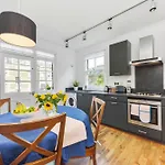 Spacious 3 Bed South Bank Apartment
