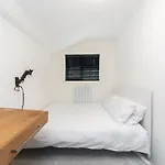 Stunning Contemporary 2 Bed Apartment With Parking