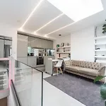 Stunning Contemporary 2 Bed Apartment With Parking