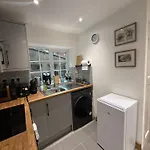 Entire One Double Bedroom Apartment With Living Room And Garden