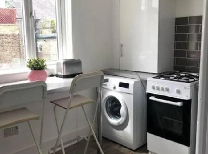 Entire 2 Bed-Room Flat Near Portobello Market