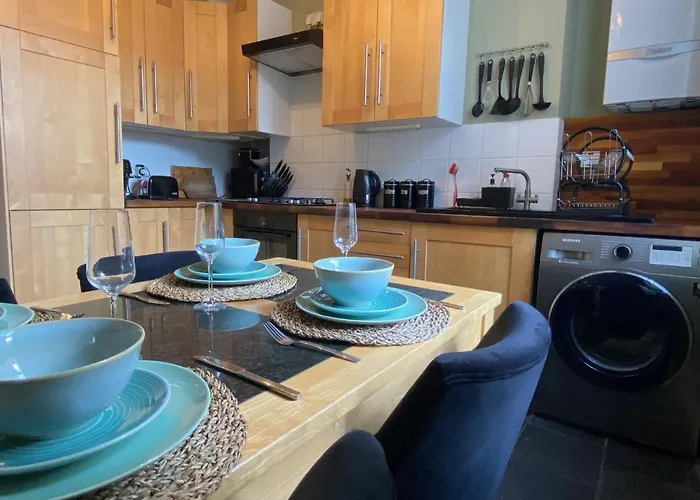 Spacious 2-Bed Flat With Garden, 3 Minutes Walk From Oval Tube Station