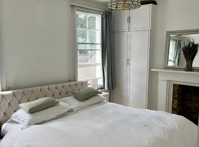 Family Home With Garden In The Heart Of Hampstead