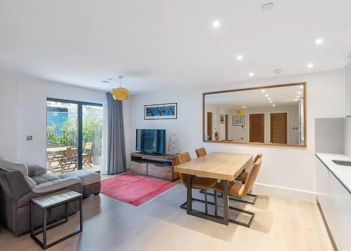 Stylish 2 Bed 2 Bath In Highgate & Free Parking