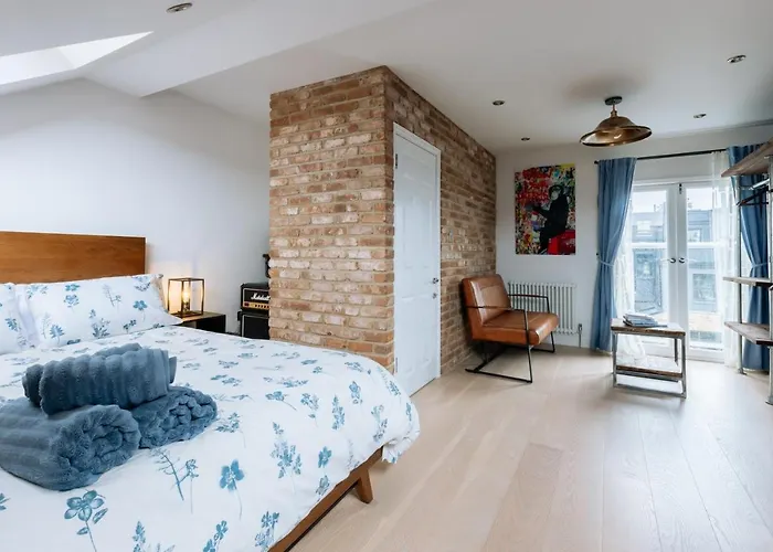 Luxury And Bright Bedrooms In Queens Park