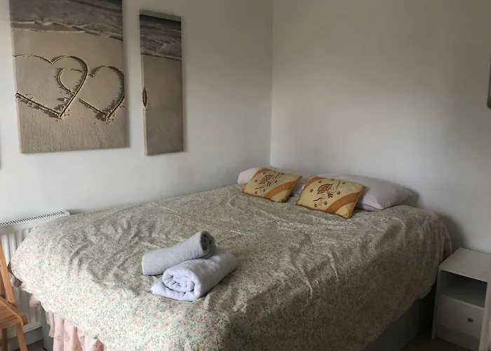 Redecorated Double Room With Shared Bathroom And Kitchen