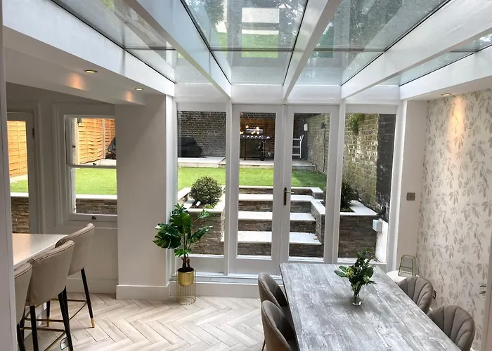 Modern Luxurious 3 Bed Flat With Private Garden & Bbq