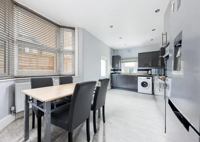 Cozy 4 Bedroom Home In Hackney, London
