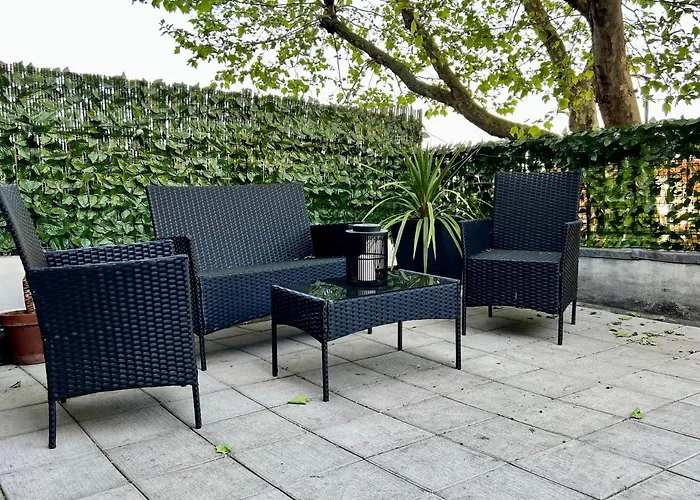 Stylish One-Bedroom Rental With Private Patio In Zone 2