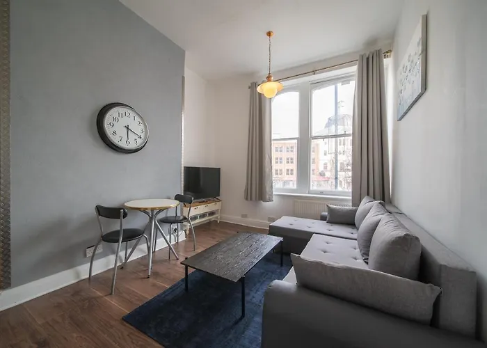 Spacious 2 Bedroom Apartment In Downtown London