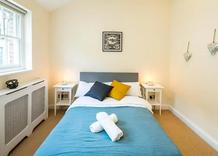Mews 3 Double Bedroom Hidepark