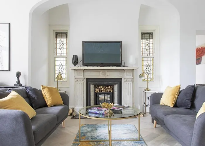 Stunning 4-Bed Property In London-Parking & Garden
