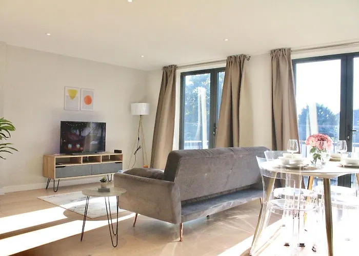 Spacious 2Br Apartment With Terrance