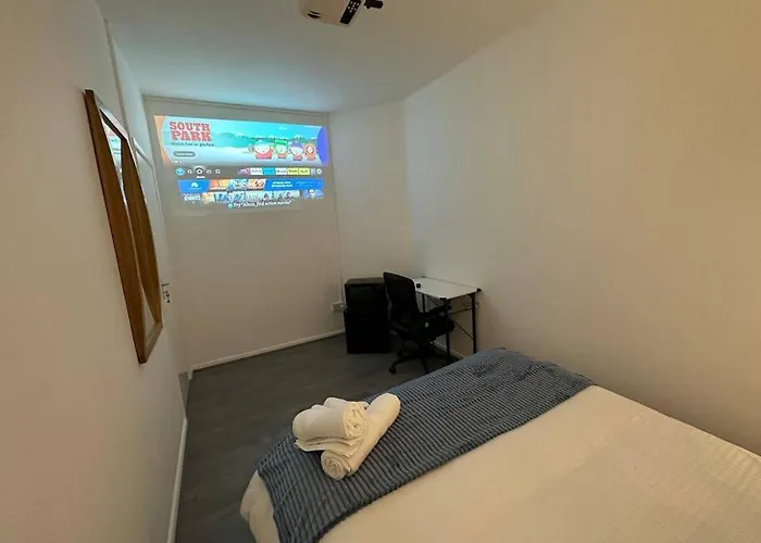 Small Cozy Private Bedroom Zone1