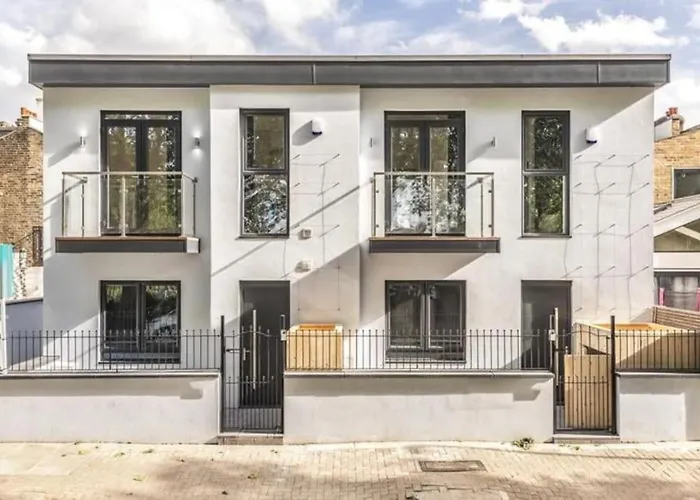 Modern Majesty 3 Bed 3 Bath House In London