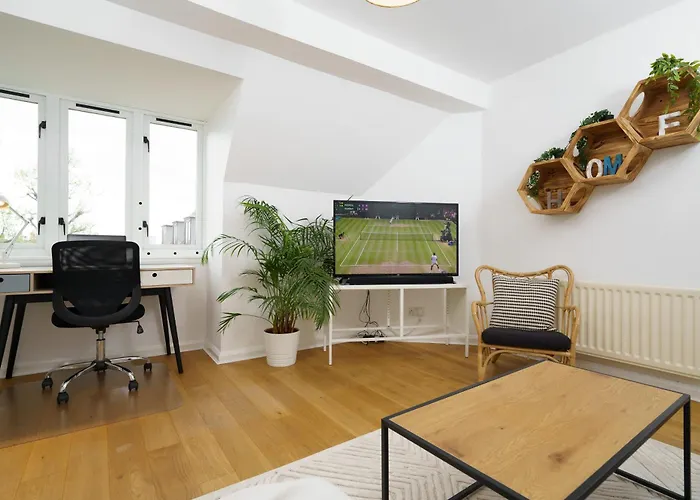 Lovely Apartment In Victoria Park Village