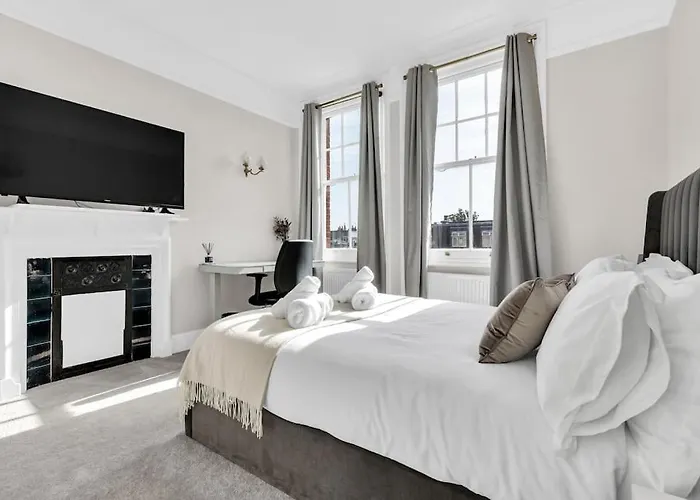 Luxury 3 Bedroom Apartment In The Heart Of High Street Kensington, London.