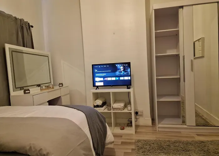 Spacious And Homely One Bedroom