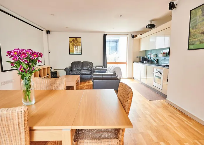 Bright 2 Bedroom Flat In Old Street With Balcony