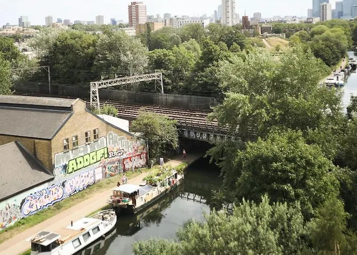 Big 2 Bedroom Flat Overlooking Canal & Park