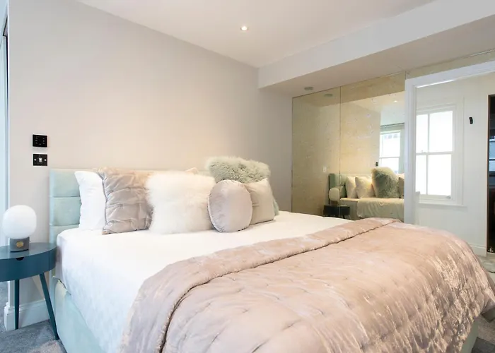 Soho Harmony Haven: Chic 2-Bed, 2-Bath Urban Retreat