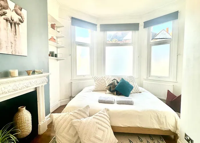 Lovely 2-3 Bedroom Flat In London