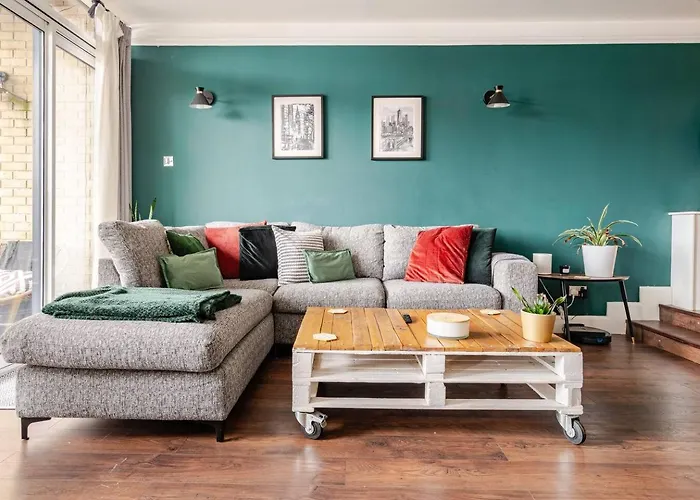 Stunning 2 Bed Riverside Flat