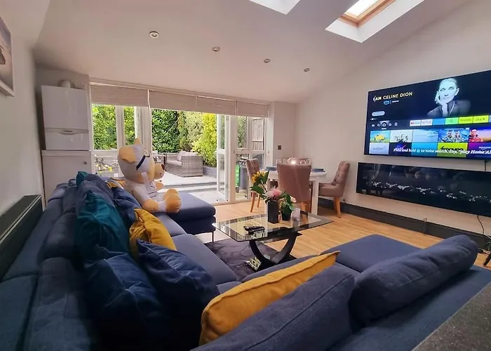 5 Bed Home With Cinema, F1 Racing Sim, 1 Gb Internet, Bbq, Garden, 20 Mins London, Parking, Ev Port, Metro 5 Mins Walk