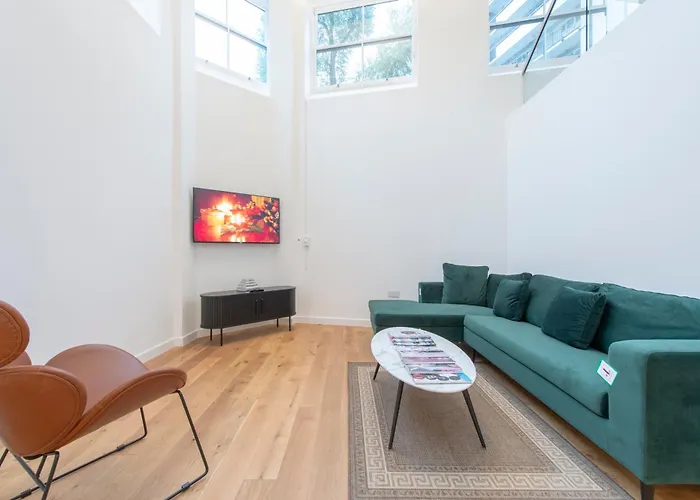 Exquisite 3Br Duplex Period Conversion, Air-Con & Amenities