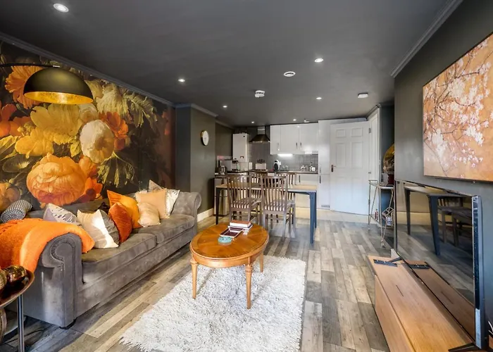 Gorgeous Design 2 Bed Flat Barons Court Sleeps Six
