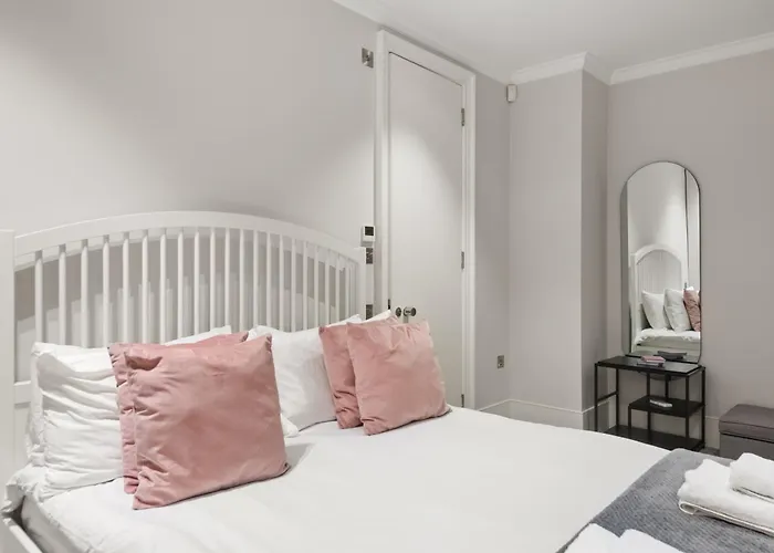 Sg, Chic Covent Garden Apartment